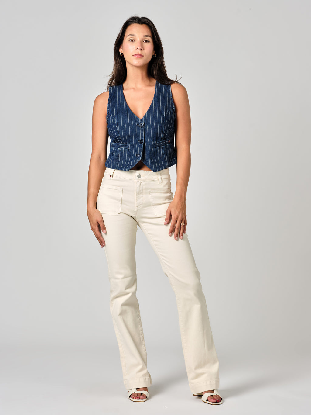 Jean bootcut greige BELLA femme, GREIGE, taille 25, porté par Valentine (1m70) (FAM PARIS) – photo 1