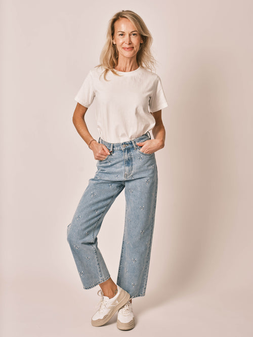 Jean droit court brodé cœur POLA EMBRO femme, BLUE, taille 25, porté par Jessica (1m75) (FAM PARIS) – photo 1