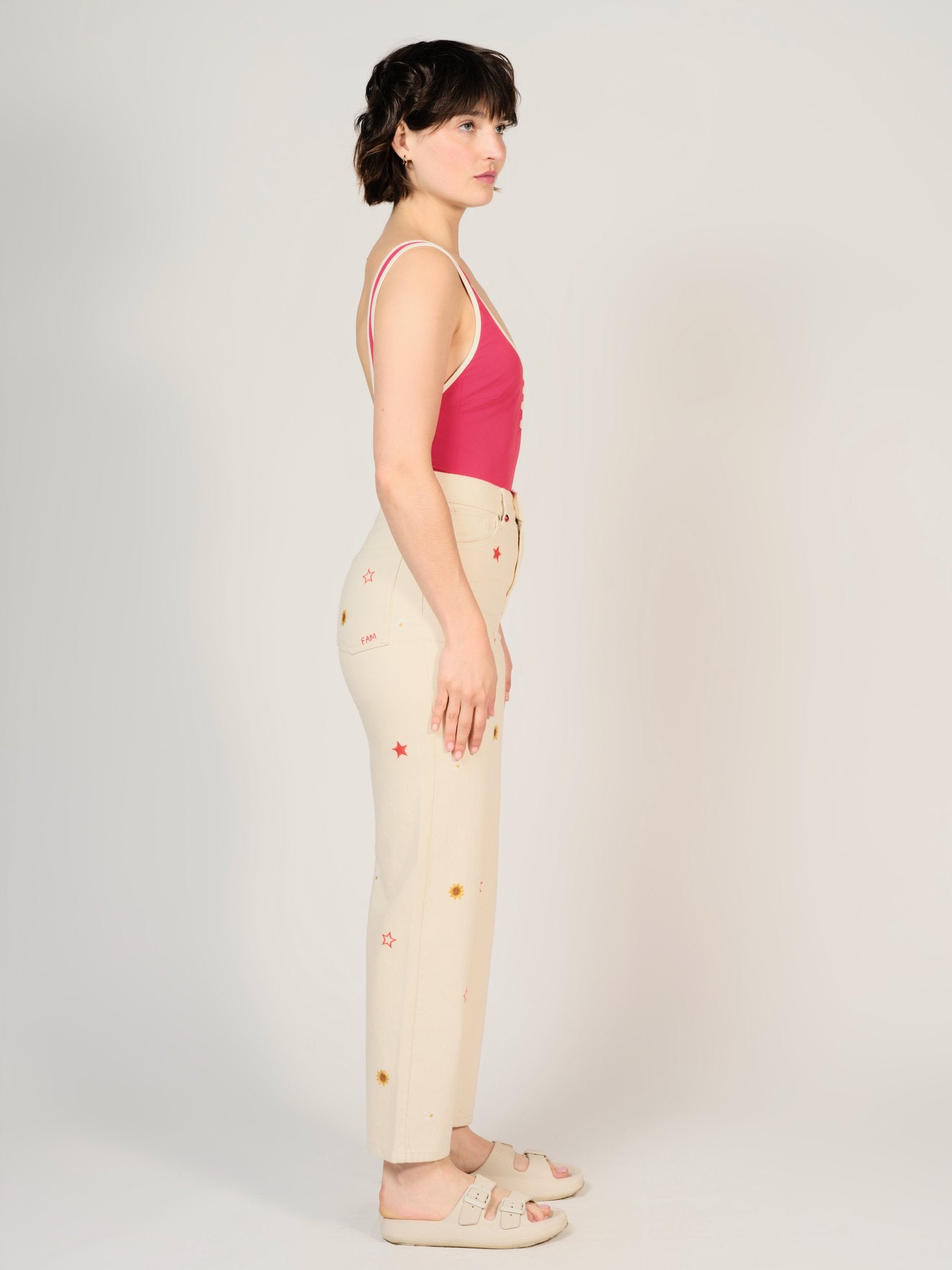 Jean droit écru POLA EMBRO femme, GREIGE, taille 25, porté par Sarah (1m72) – photo 3