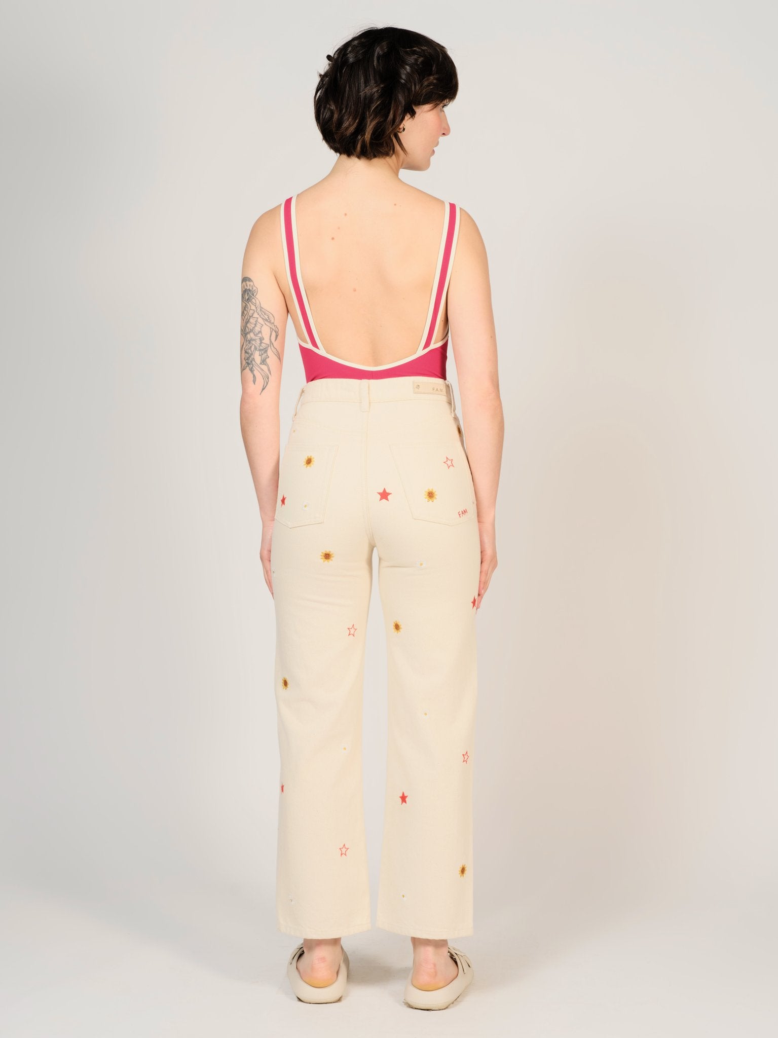 Jean droit écru POLA EMBRO femme, GREIGE, taille 25, porté par Sarah (1m72) – photo 4