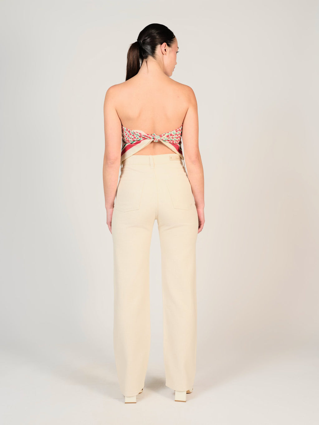 Jean droit écru POLA LONG femme, GREIGE, taille 25, porté par Mélissa (1m70) – photo 3