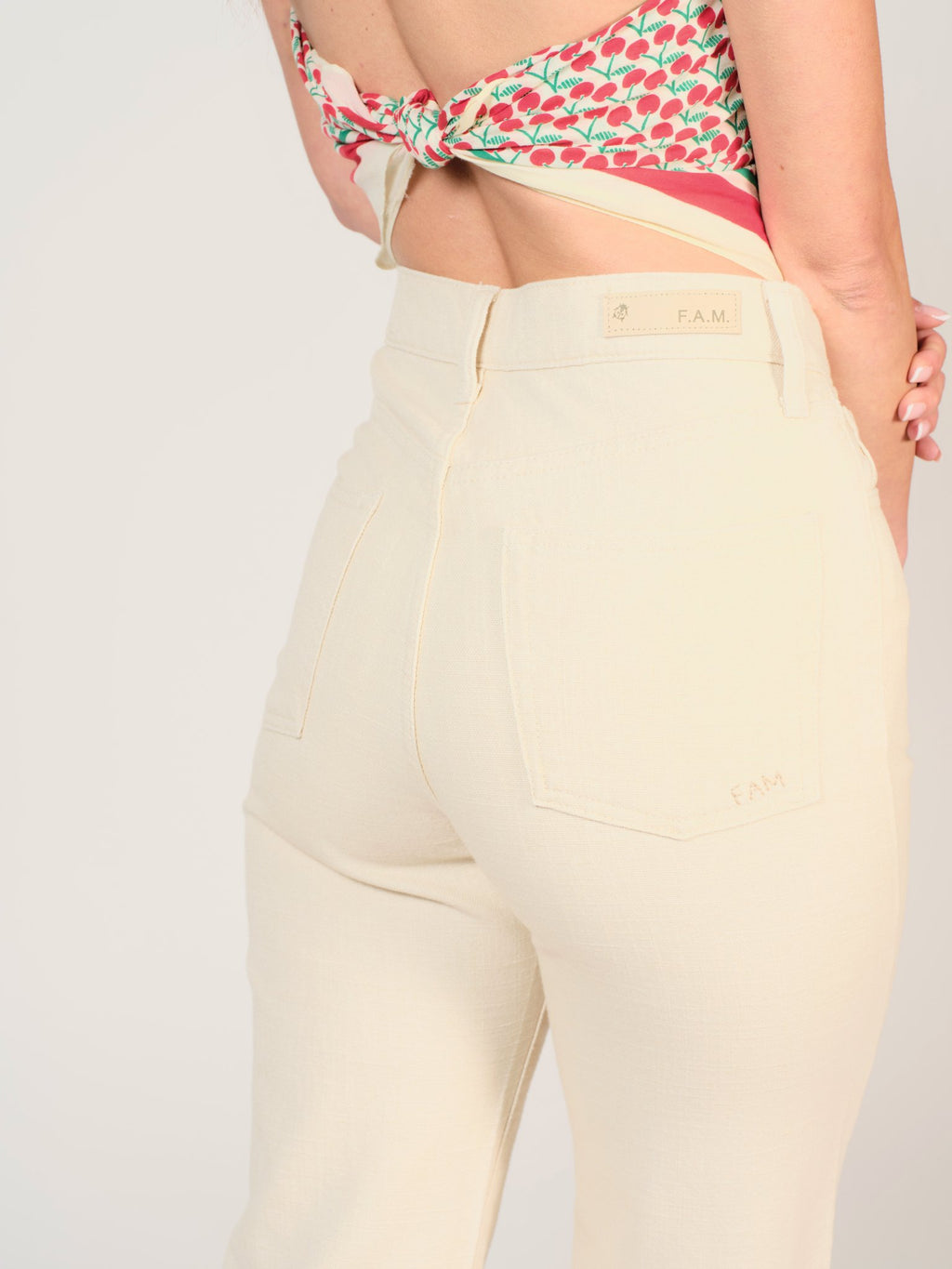 Jean droit écru POLA LONG femme, GREIGE, taille 25, porté par Mélissa (1m70) – photo 5