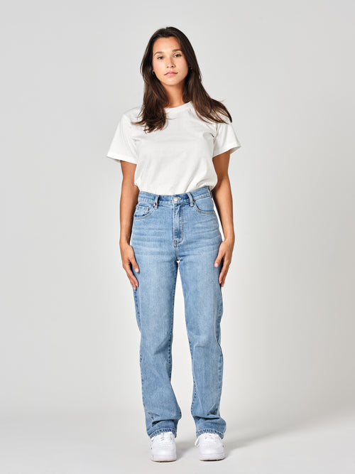 Jean droit bleu POLA LONG femme, BLUE LONG, taille 25, porté par Valentine (1m70) – photo 2