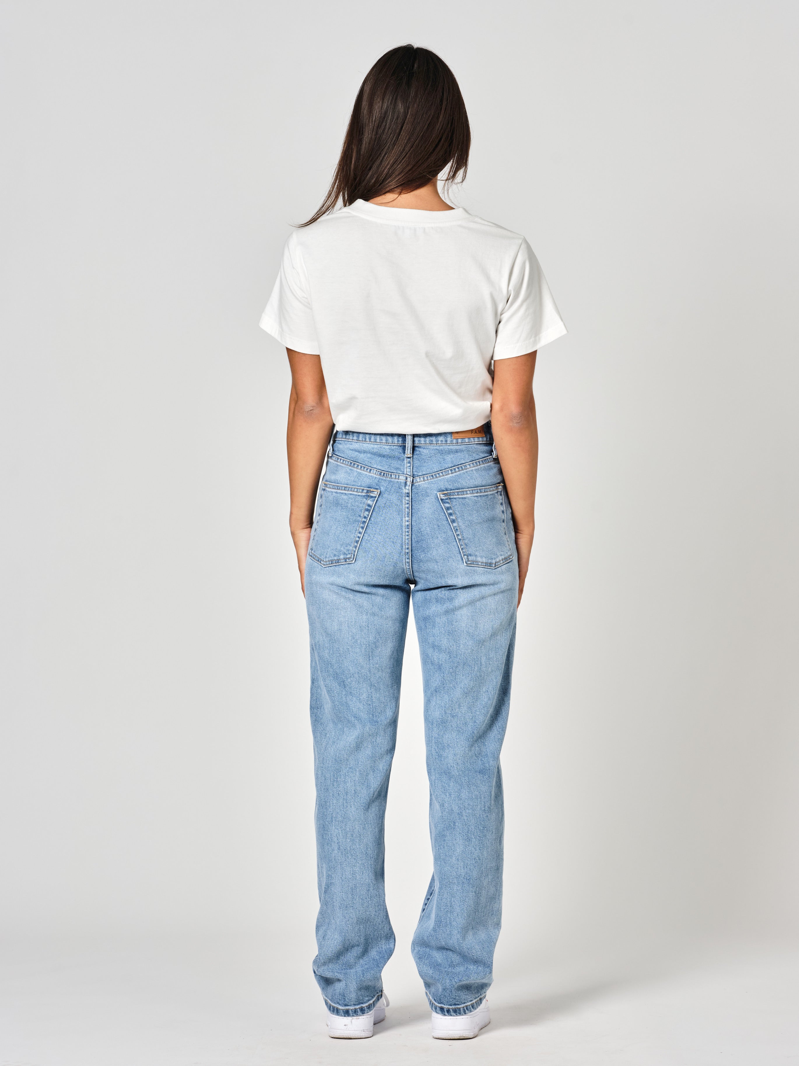Jean droit bleu POLA LONG femme, BLUE LONG, taille 25, porté par Valentine (1m70) – photo 4