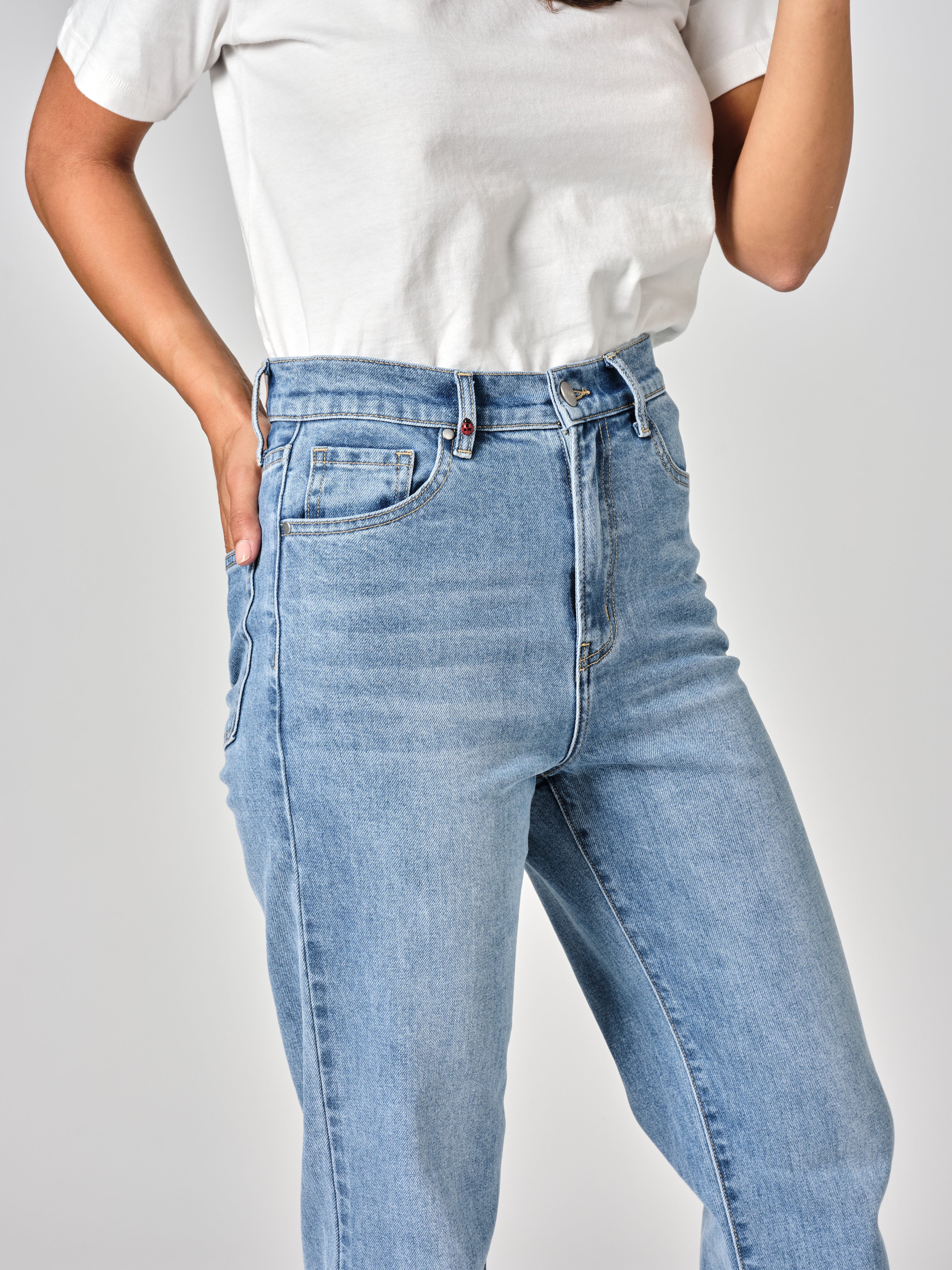Jean droit bleu POLA LONG femme, BLUE LONG, taille 25, porté par Valentine (1m70) – photo 5