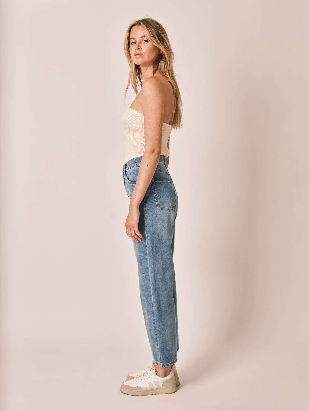 Jean droit court bleu POLA femme, BLUE, taille 25, porté par Zoé (1m76) – photo 3
