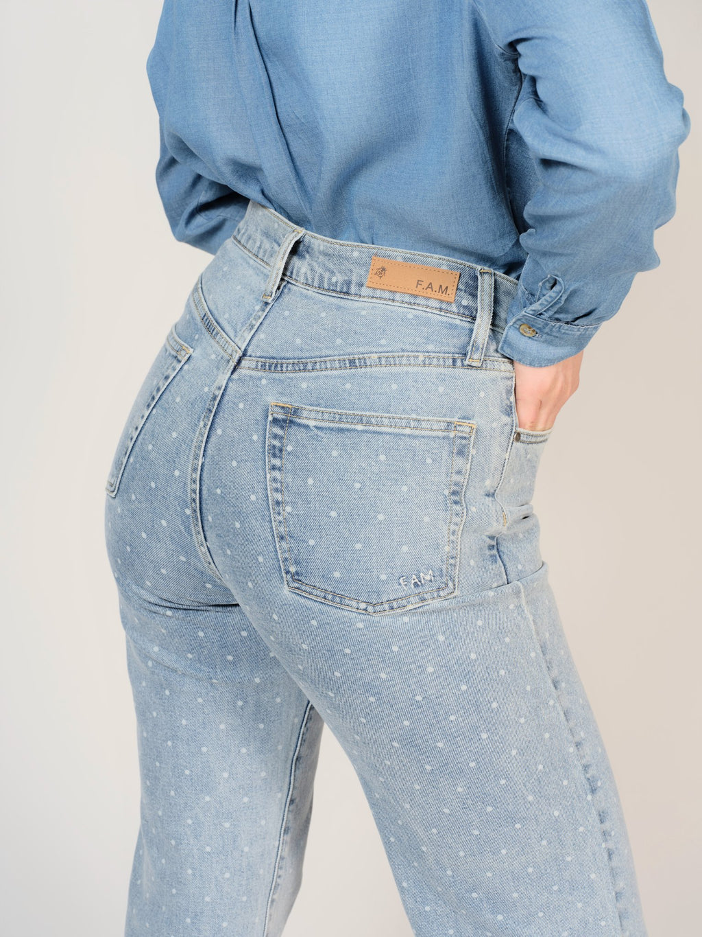 Jean droit bleu POLA POIS femme, LIGHT BLUE, taille 25, porté par Sarah (1m72) – photo 5