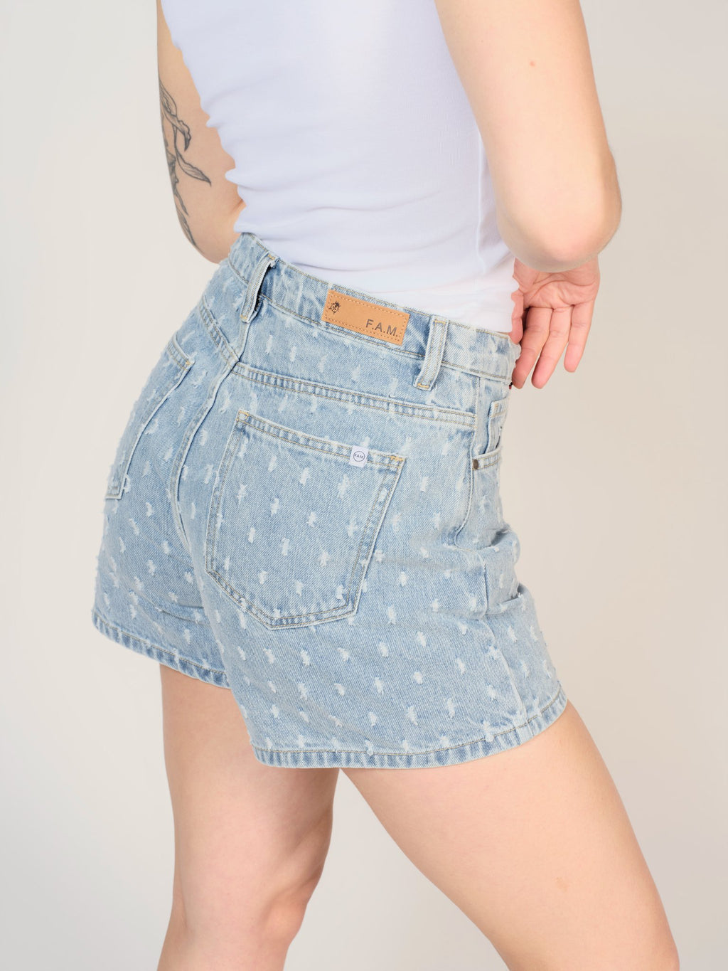 Short court bleu ASHLEY PERFORÉ femme, BLUE, taille XS, porté par Sarah (1m72) – photo 5