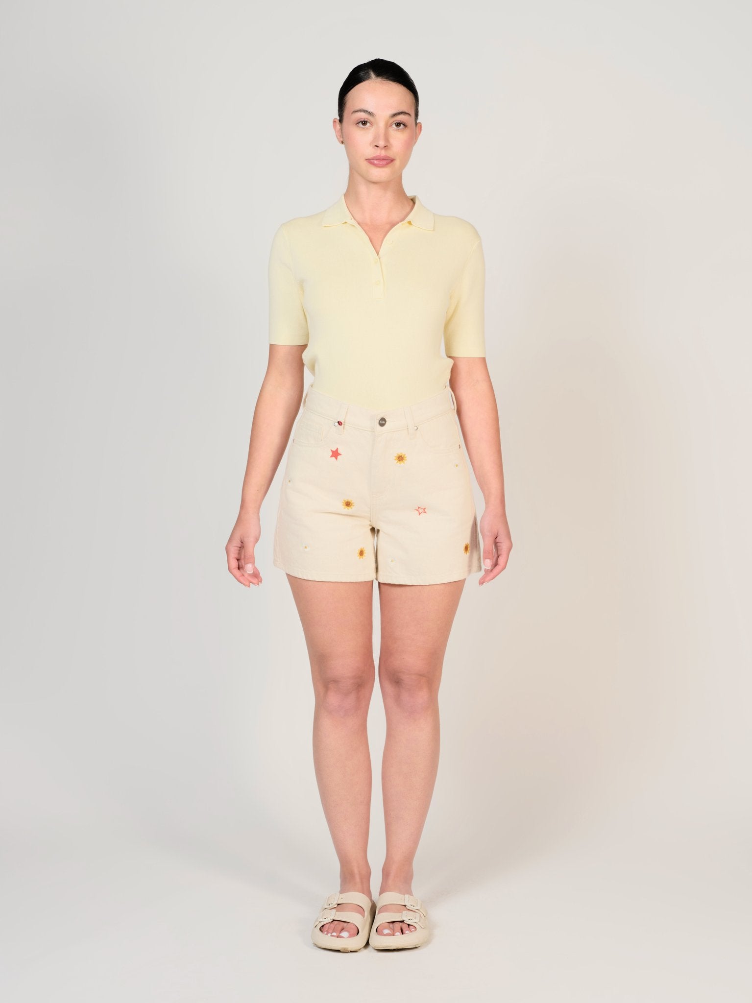 Short écru ASHLEY EMBRO femme, GREIGE, taille XS, porté par Mélissa (1m70) – photo 2