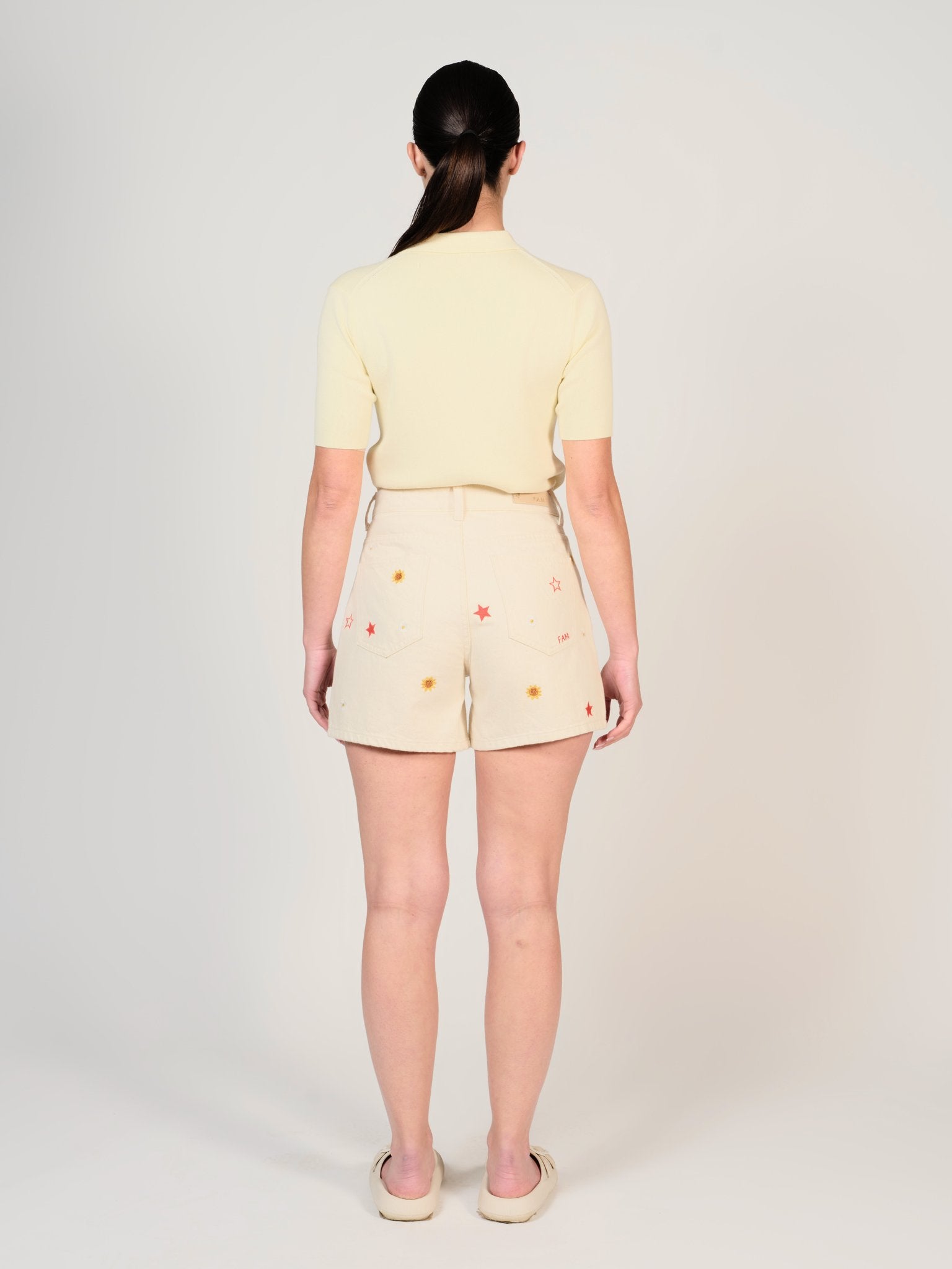 Short écru ASHLEY EMBRO femme, GREIGE, taille XS, porté par Mélissa (1m70) – photo 4