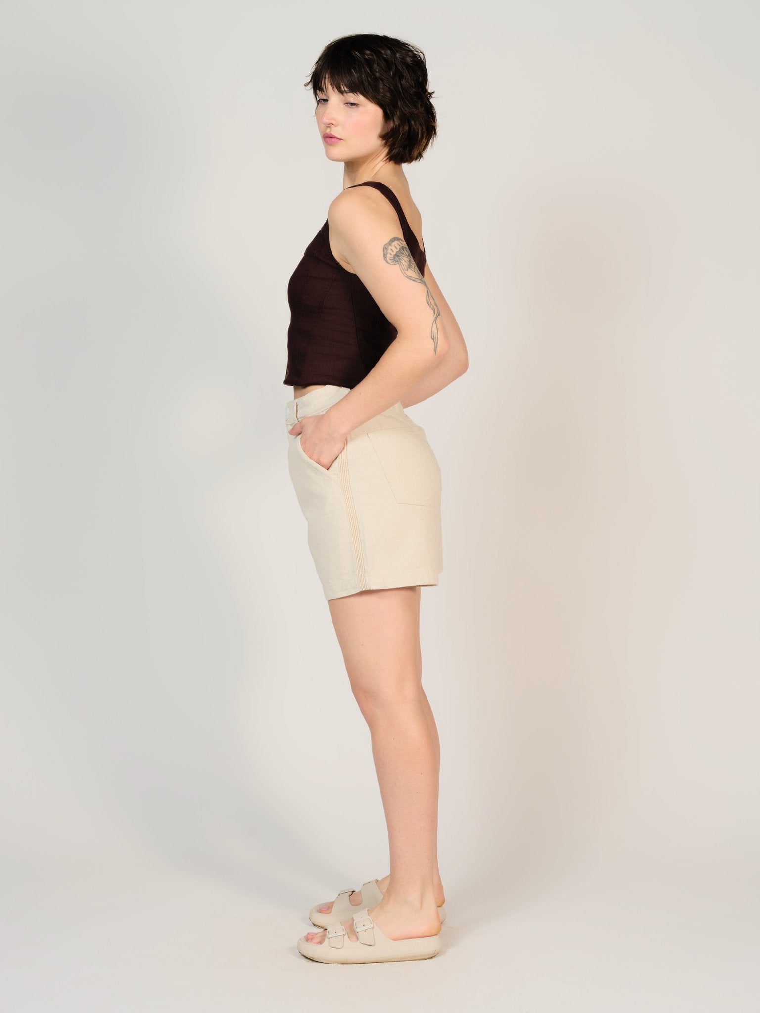 Short court taille haute écru AXELLE femme, GREIGE, taille XS, porté par Sarah (1m72) – photo 3