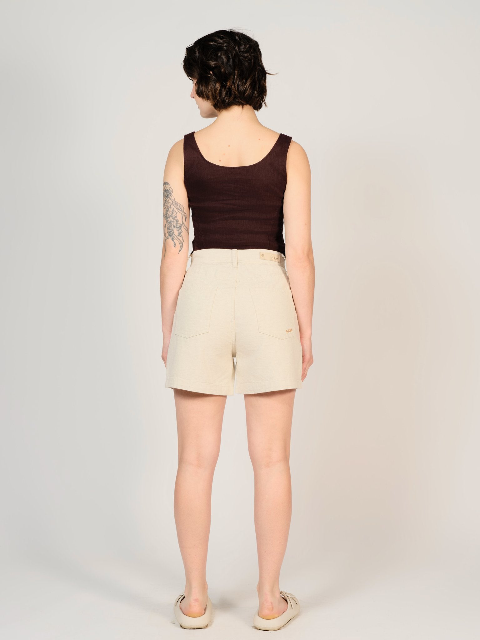 Short court taille haute écru AXELLE femme, GREIGE, taille XS, porté par Sarah (1m72) – photo 4