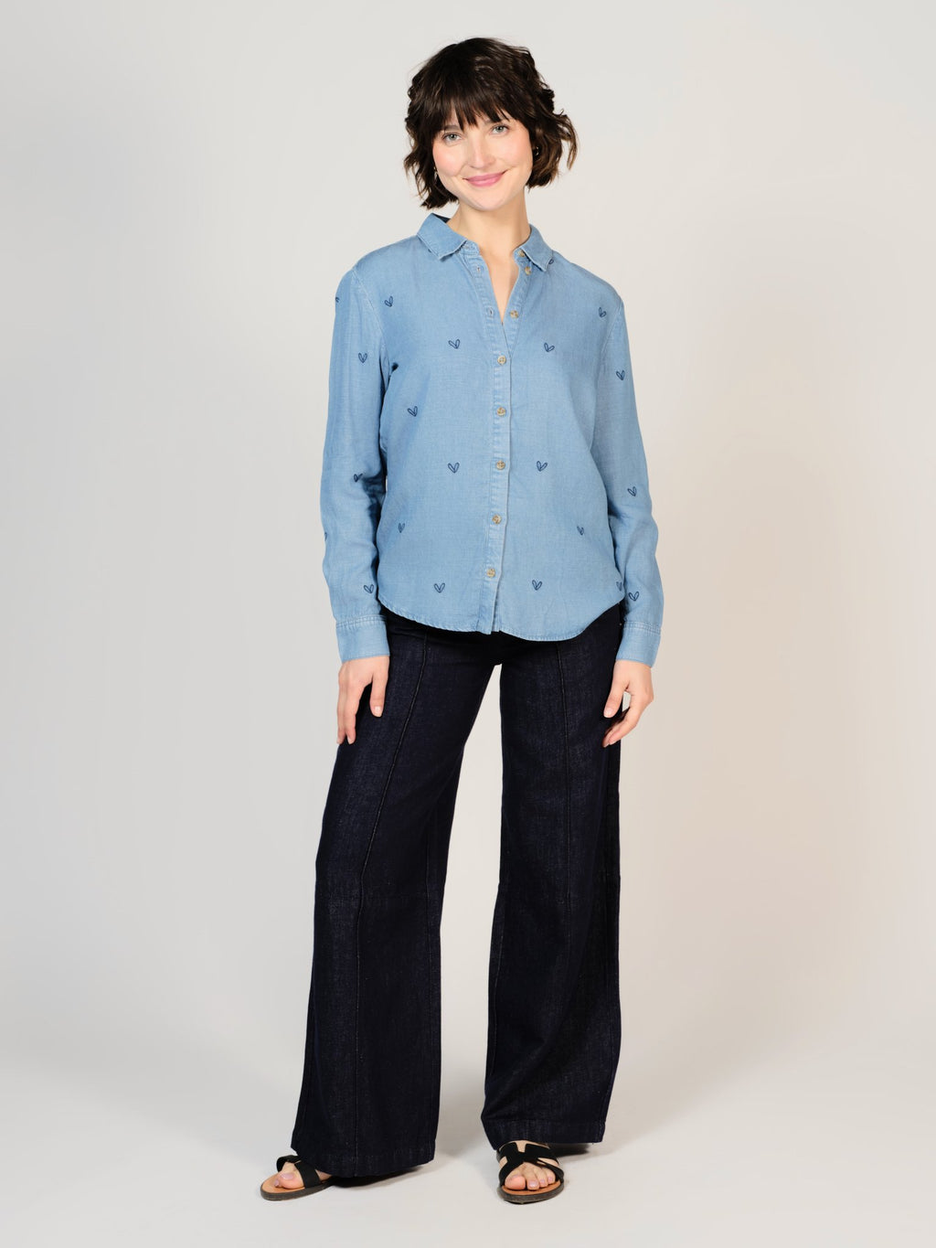 Chemise en jean broderie cœur bleu STACY femme, BLUE, taille XS, porté par Sarah (1m72) (FAM PARIS) – photo 1