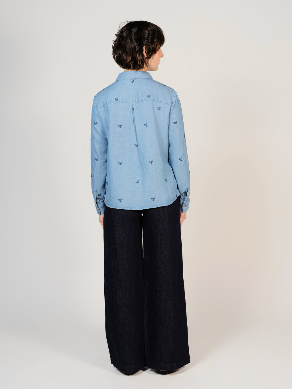 Chemise en jean broderie cœur bleu STACY femme, BLUE, taille XS, porté par Sarah (1m72) – photo 4