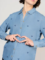 Chemise en jean broderie cœur bleu STACY femme, BLUE, taille XS, porté par Sarah (1m72) – photo 5