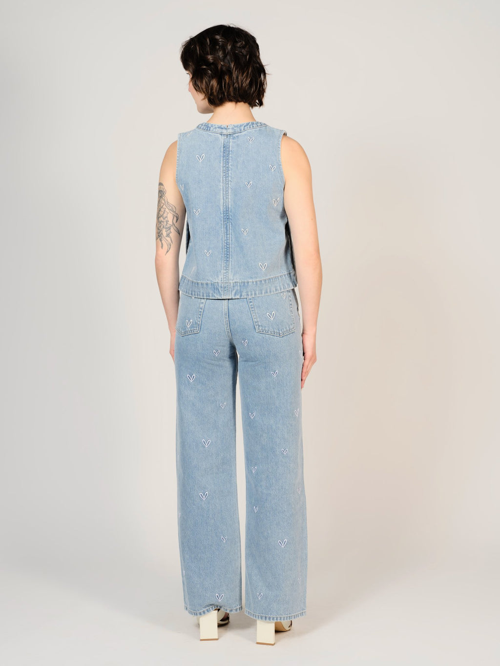 Haut court bleu IZA EMBRO HEART femme, BLUE, taille XS, porté par Sarah (1m72) – photo 2