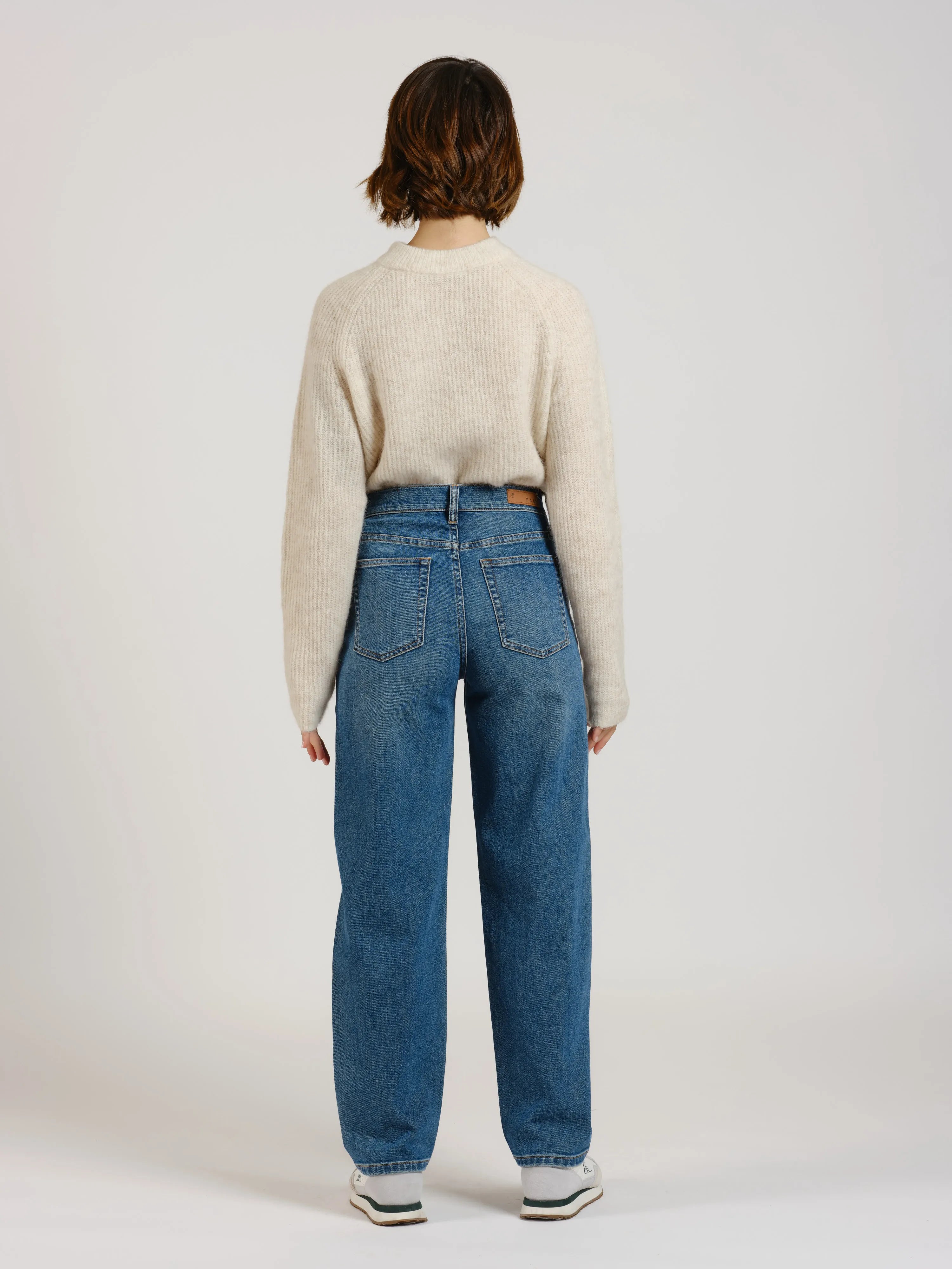 Jean baggy Élégance décontractée et confort assuré LENA femme, STONE, taille XS, porté par Sarah (1m72) – photo 2