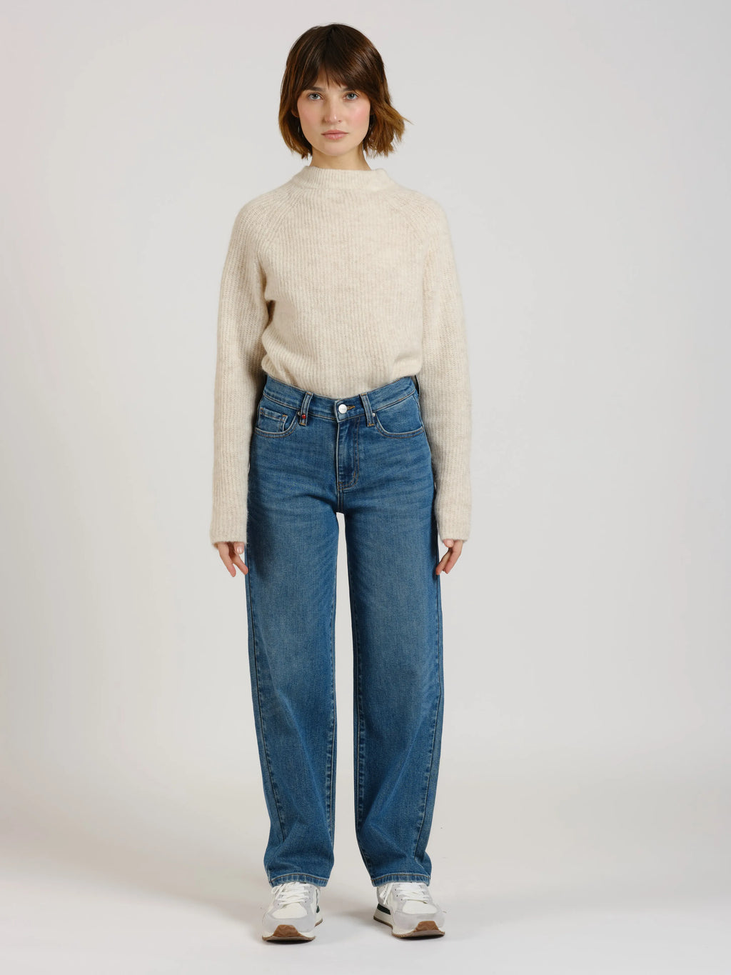 Jean baggy Élégance décontractée et confort assuré LENA femme, STONE, taille XS, porté par Sarah (1m72) – photo 4