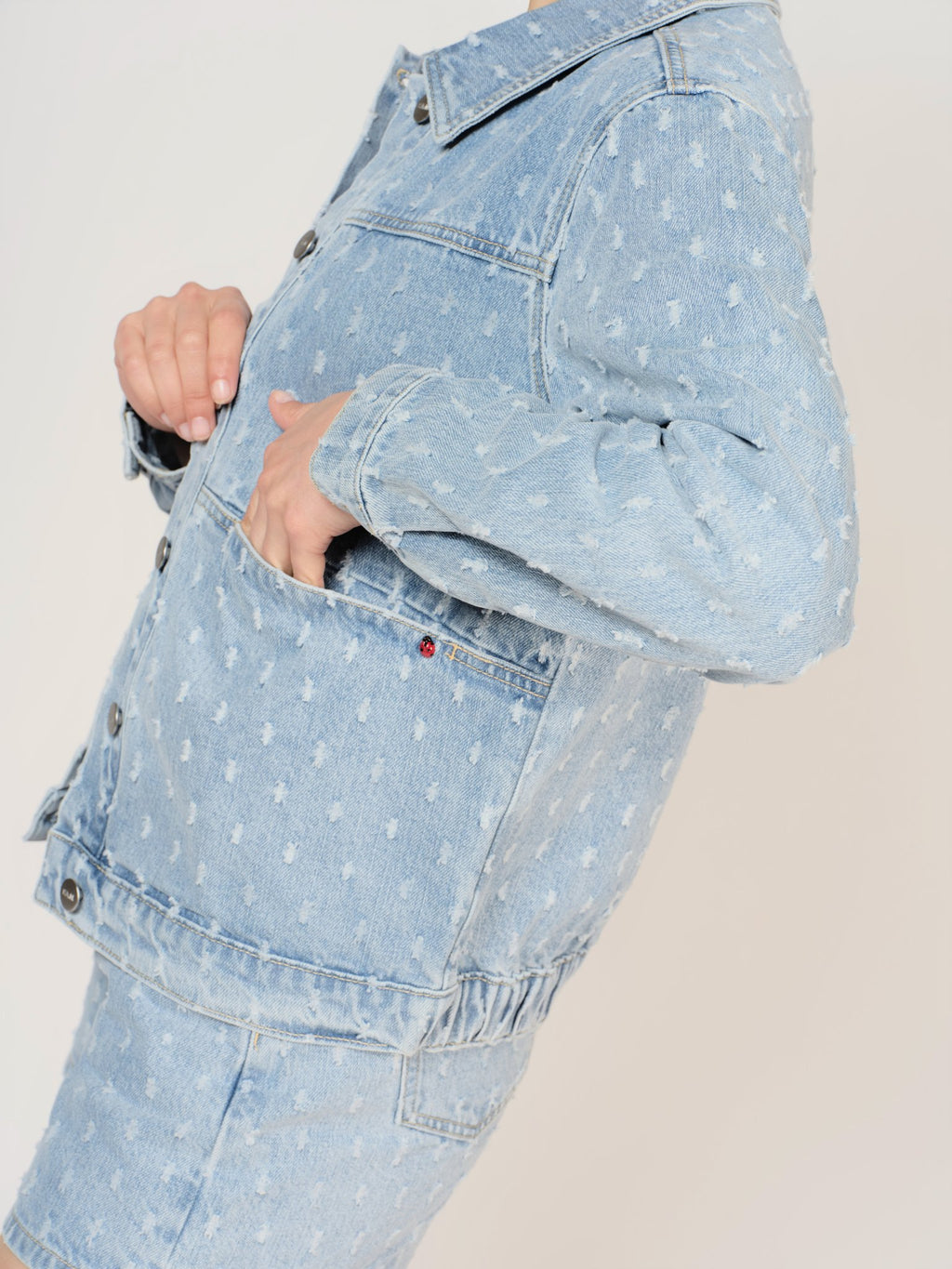 Veste en jean bleu VANNY PERFORÉ femme, BLUE, taille XS, porté par Sarah (1m72) (FAM PARIS) – photo 1