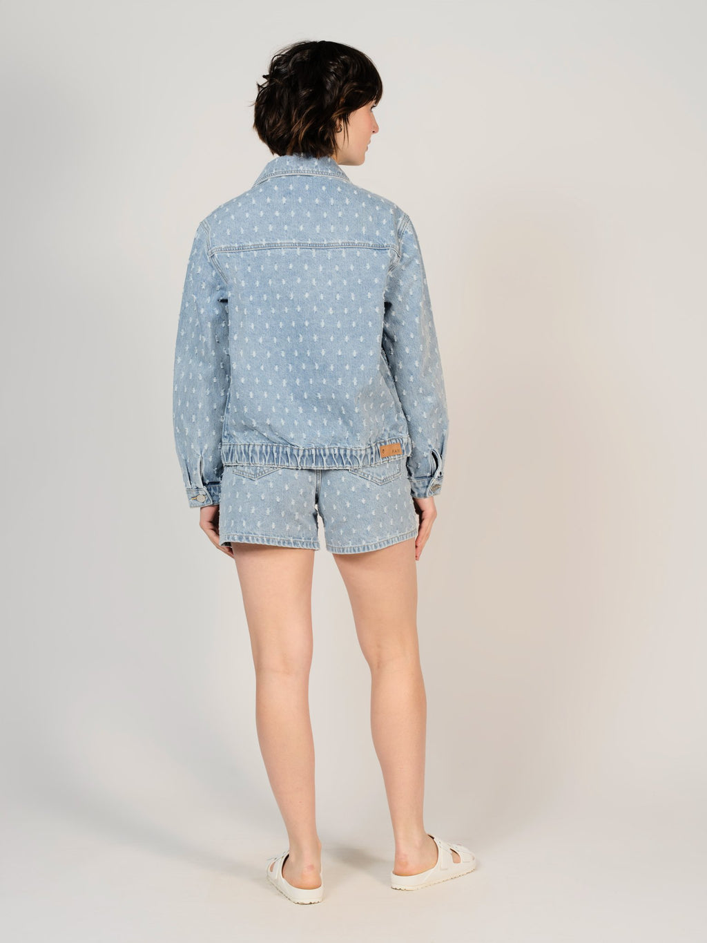 Veste en jean bleu VANNY PERFORÉ femme, BLUE, taille XS, porté par Sarah (1m72) – photo 2