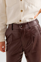 Pantalon en similicuir marron RANA femme, CHOCO, taille XS, porté par Eden (1m70) – photo 4