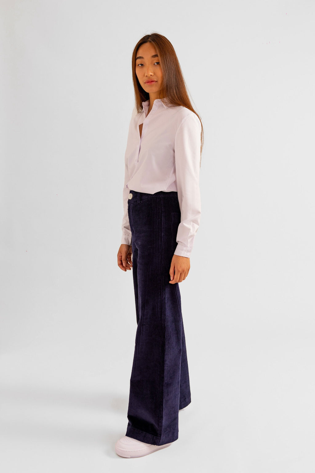 Pantalon évasé en velours bleu marine FAUVE femme, NAVY, taille XS, porté par Pauline (1m65) – photo 2