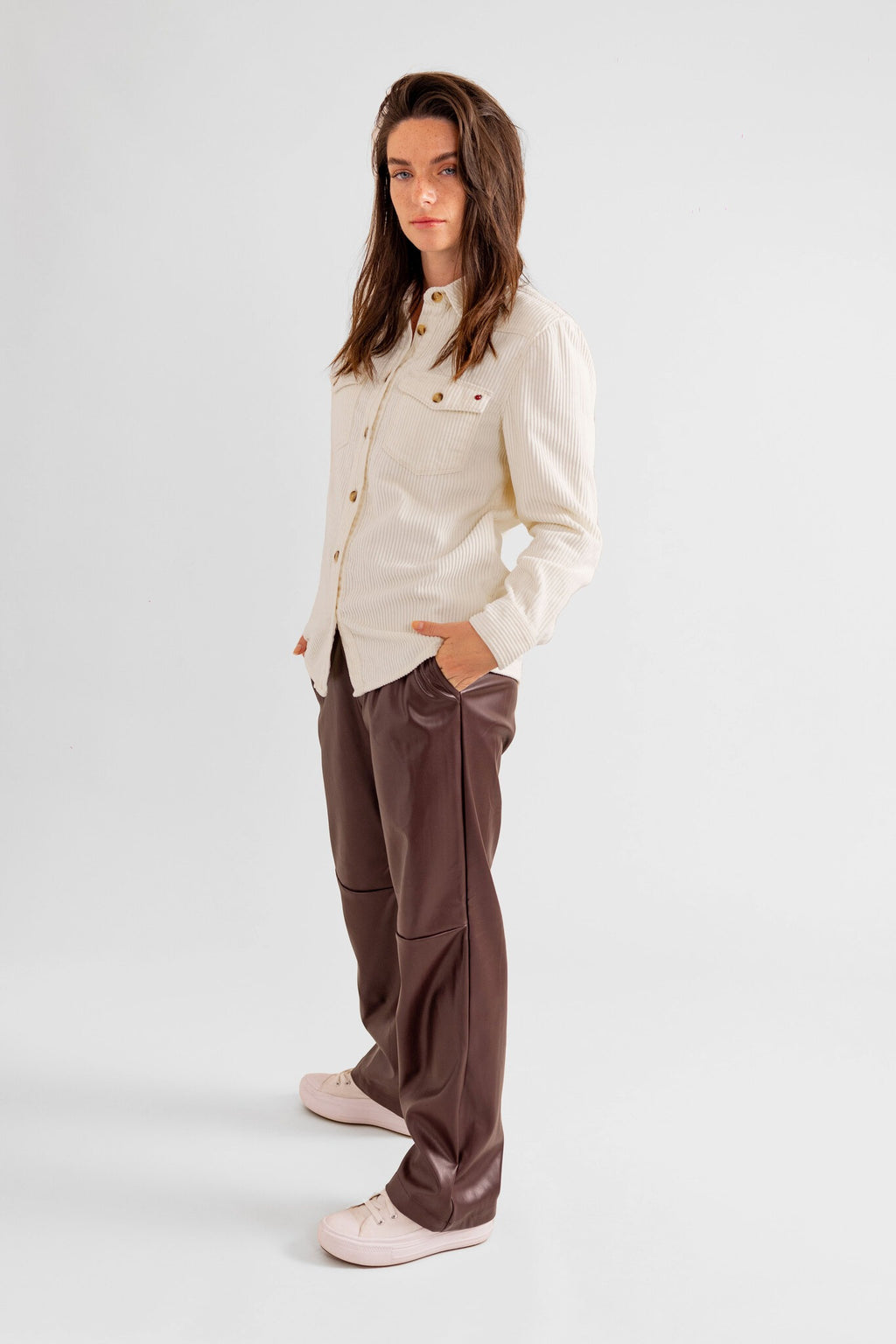 Chemise oversize en velours blanc SONIA femme, WHITE, taille XS, porté par Pauline (1m65) – photo 2
