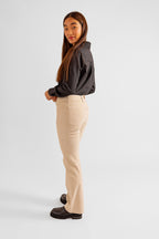 Pantalon bootcut en velours taille mi-haute BELLA femme, BEIGE, taille 25, porté par Pauline (1m65) – photo 3