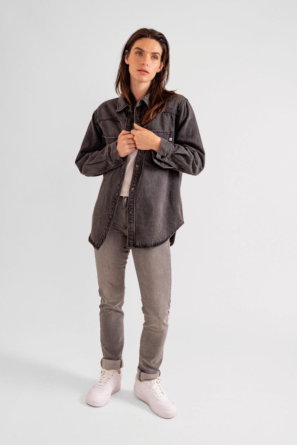 Chemise oversize en jean carbon SOFIA femme, CARBON, taille XS, porté par Eden (1m70) (FAM PARIS) – photo 1