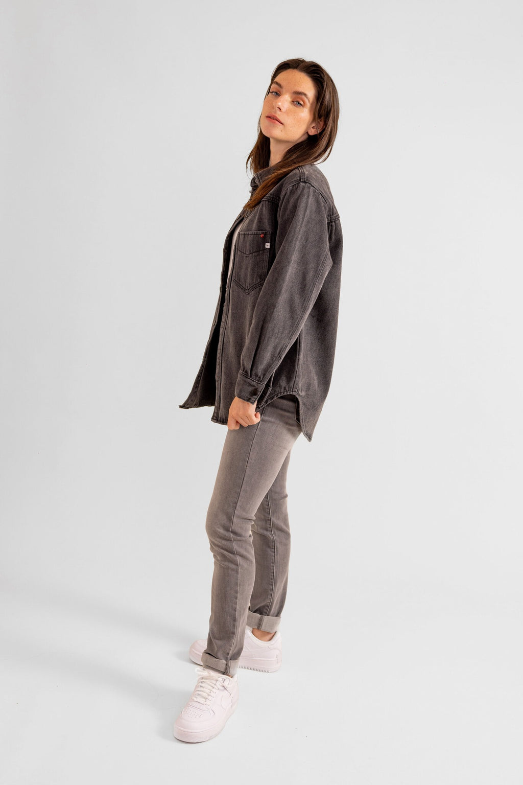Chemise oversize en jean carbon SOFIA femme, CARBON, taille XS, porté par Eden (1m70) – photo 2
