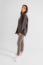 Chemise oversize en jean carbon SOFIA femme, CARBON, taille XS, porté par Eden (1m70) – photo 2