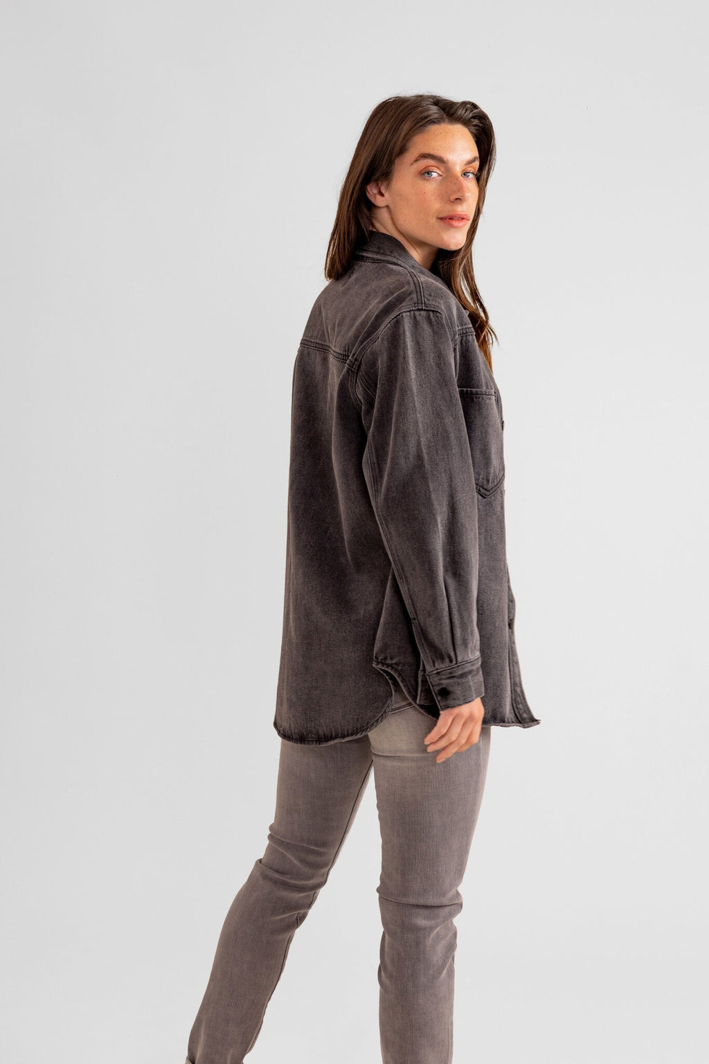 Chemise oversize en jean carbon SOFIA femme, CARBON, taille XS, porté par Eden (1m70) – photo 3