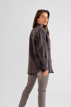 Chemise oversize en jean carbon SOFIA femme, CARBON, taille XS, porté par Eden (1m70) – photo 3