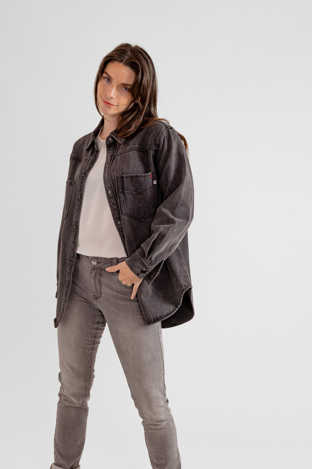 Chemise oversize en jean carbon SOFIA femme, CARBON, taille XS, porté par Eden (1m70) – photo 4