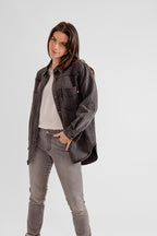 Chemise oversize en jean carbon SOFIA femme, CARBON, taille XS, porté par Eden (1m70) – photo 4