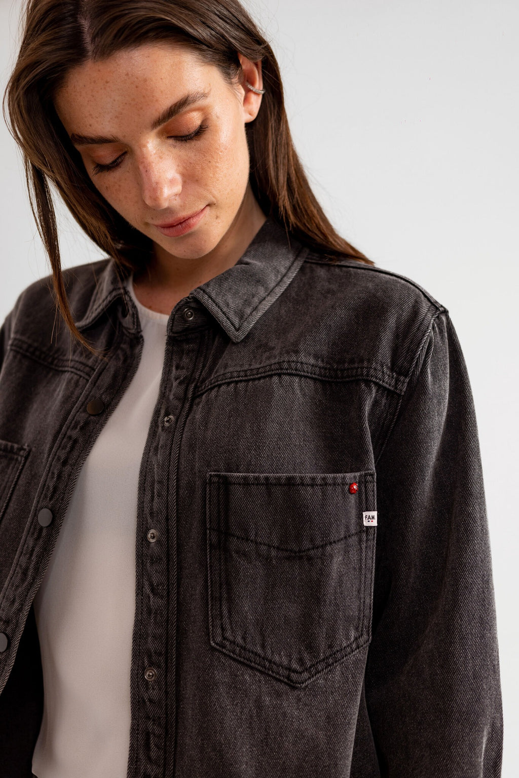 Chemise oversize en jean carbon SOFIA femme, CARBON, taille XS, porté par Eden (1m70) – photo 5