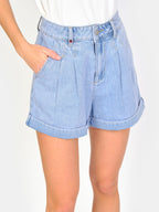 Short à pinces AMELIA femme, LIGHT BLUE, taille XS, porté par Amanda (1m76) – photo 5