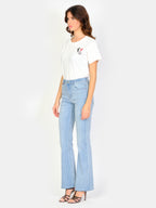 Jean évasé bleu clair BECKY femme, LIGHT BLUE, taille 25, porté par Amanda (1m76) – photo 3
