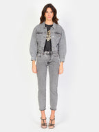 Veste courte en jean gris neigé VANESSA femme, ICE GREY, taille XS, porté par Amanda (1m76) – photo 2