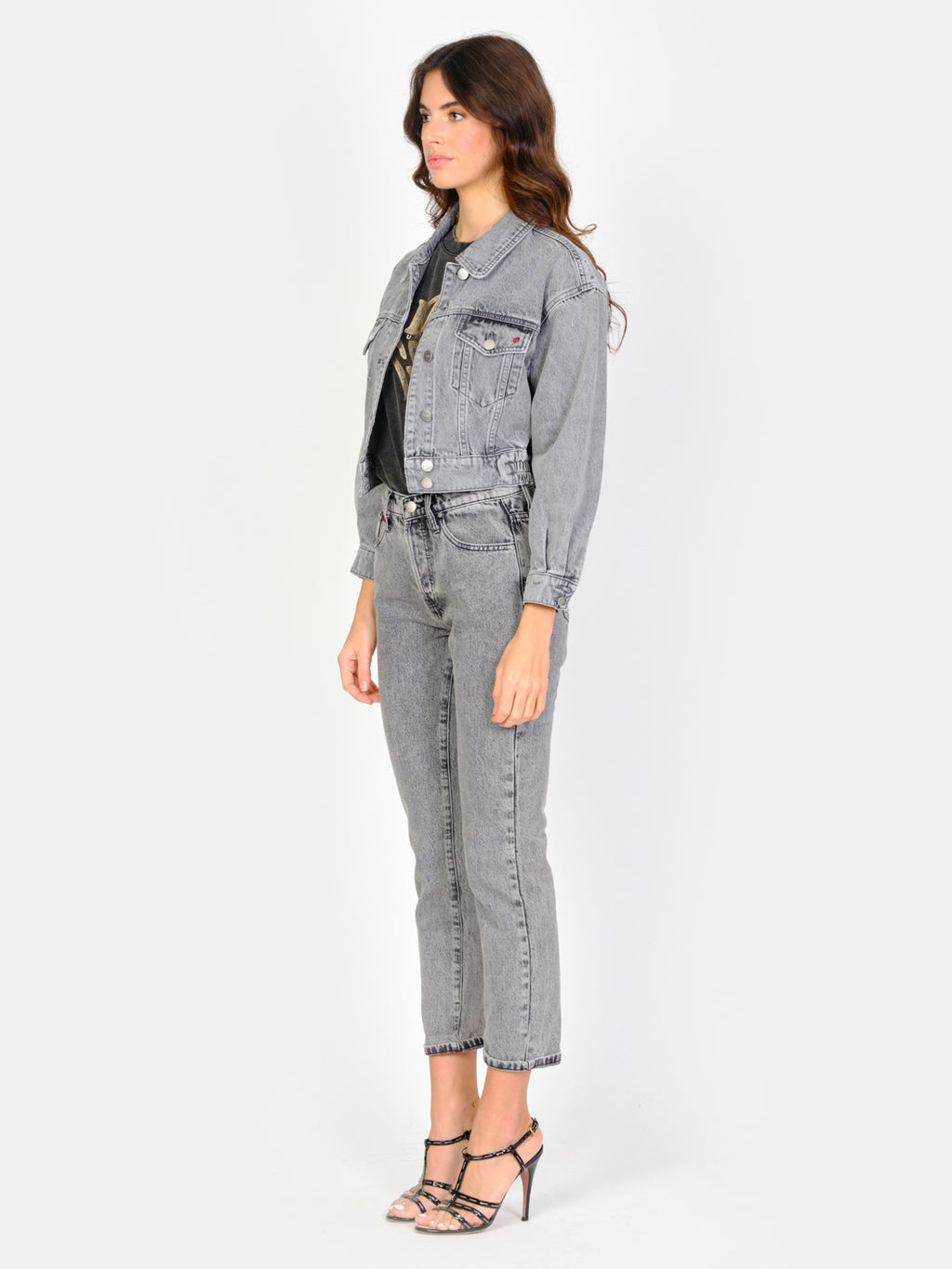 Veste courte en jean gris neigé VANESSA femme, ICE GREY, taille XS, porté par Amanda (1m76) – photo 3