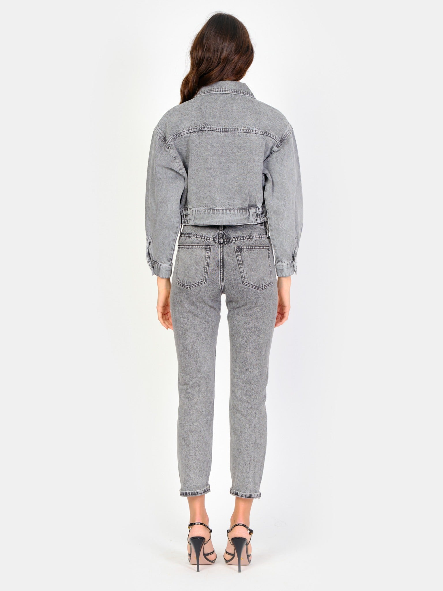 Veste courte en jean gris neigé VANESSA femme, ICE GREY, taille XS, porté par Amanda (1m76) – photo 4