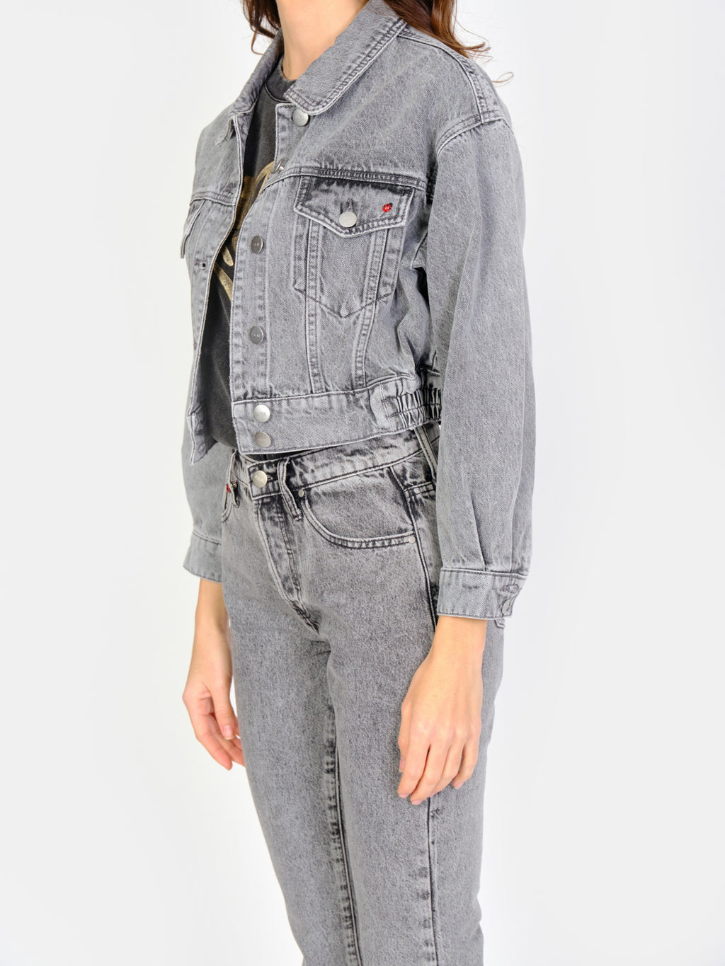 Veste courte en jean gris neigé VANESSA femme, ICE GREY, taille XS, porté par Amanda (1m76) – photo 5