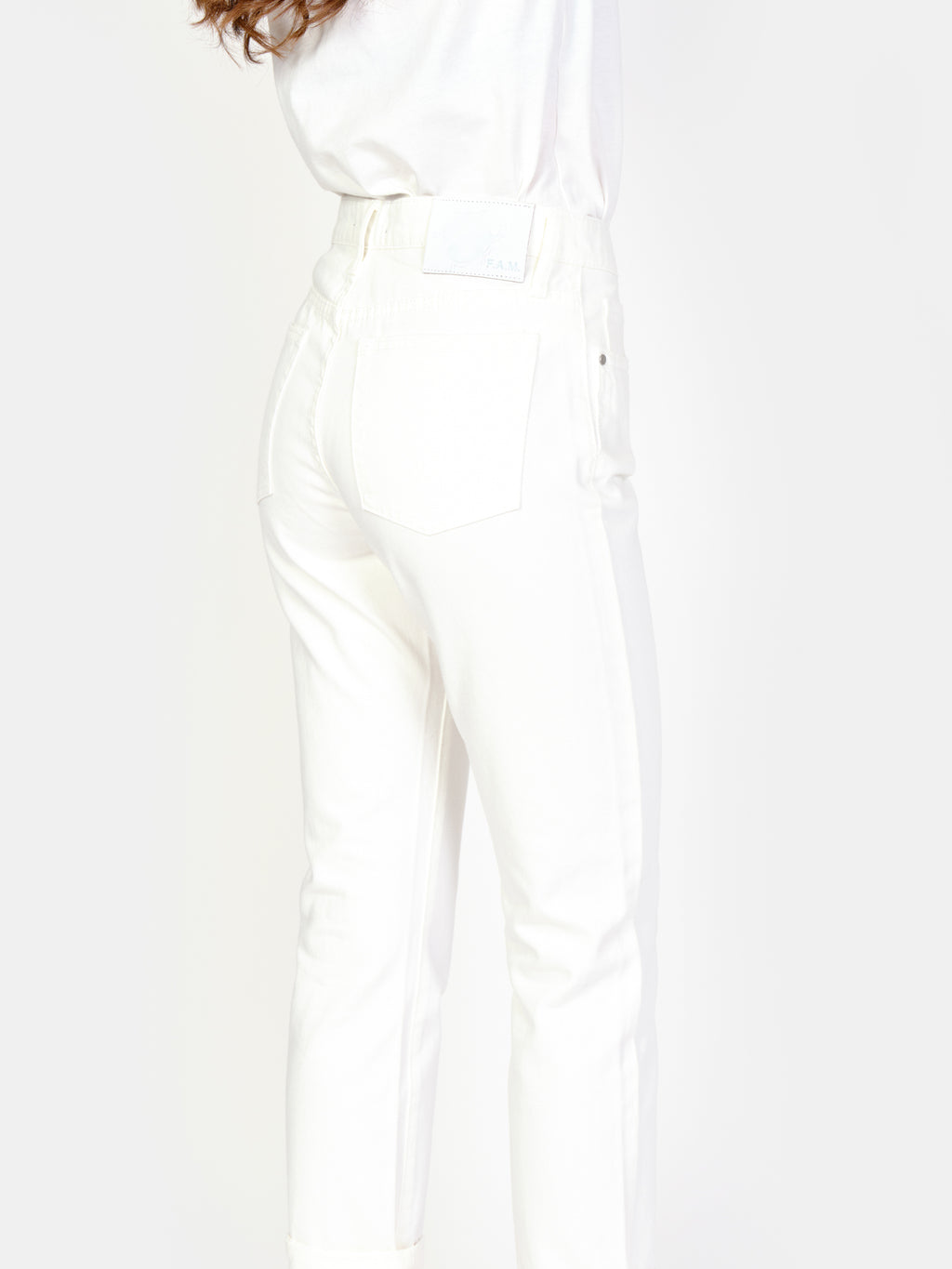 Jean mom blanc PATRICIA V femme, WHITE, taille 25, porté par Amanda (1m76) – photo 5