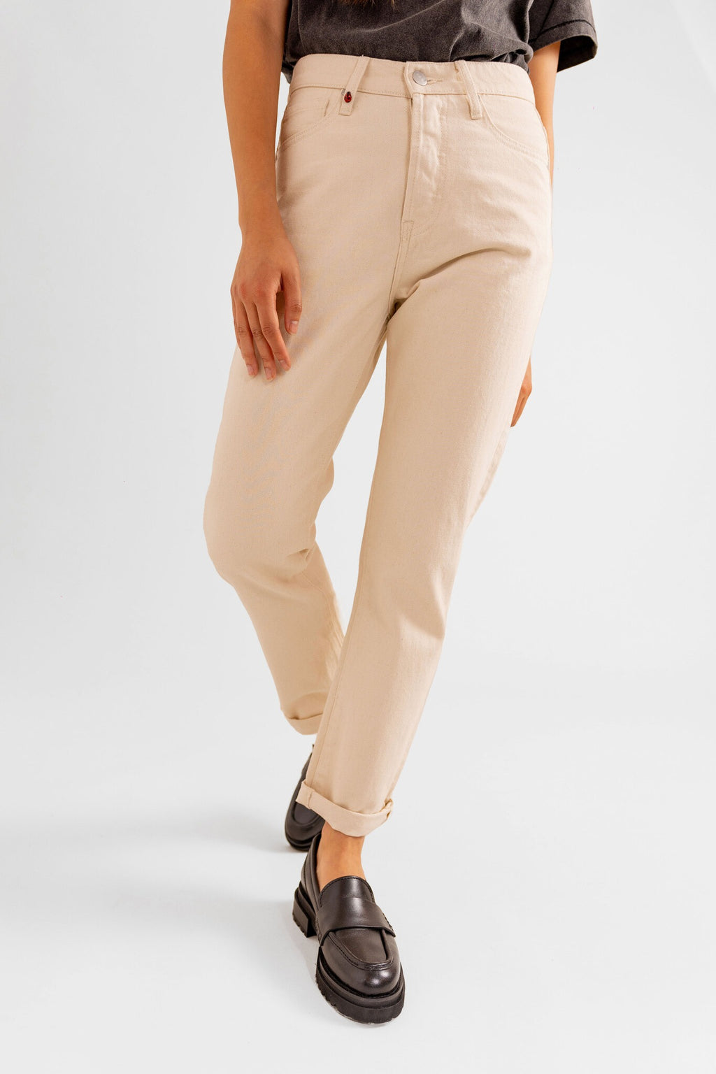 Jean mom écru PATRICIA MFN femme, GREIGE, taille 25, porté par Pauline (1m65) – photo 5