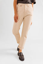 Jean mom écru PATRICIA MFN femme, GREIGE, taille 25, porté par Pauline (1m65) – photo 5